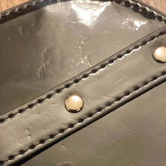 Black vinyl patent shiny heart bondage purse backpack Chain straps - Picture 2 of 6